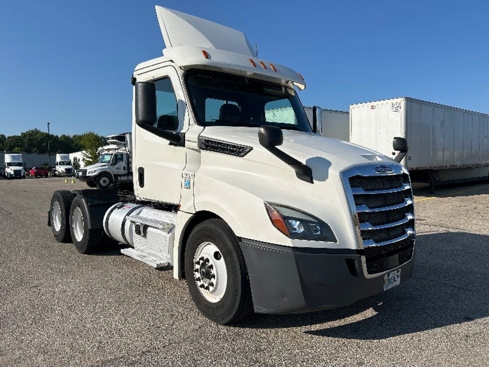 Day Cab Tractor-Heavy Duty Tractors-Freightliner-2019-T12664ST-Holland-MI-519,885\n\t\tmiles-$ 37,000 - Image 1