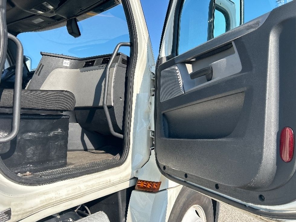 Day Cab Tractor-Heavy Duty Tractors-Freightliner-2019-T12664ST-Holland-MI-519,885\n\t\tmiles-$ 37,000 - Image 12