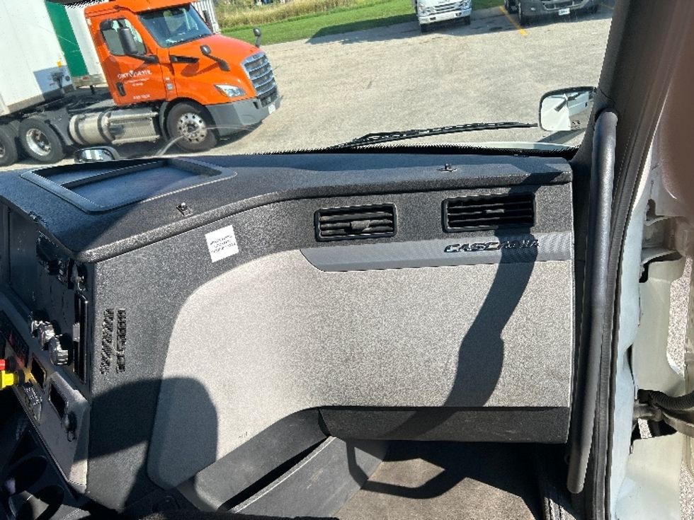 Day Cab Tractor-Heavy Duty Tractors-Freightliner-2019-T12664ST-Holland-MI-519,885\n\t\tmiles-$ 37,000 - Image 13