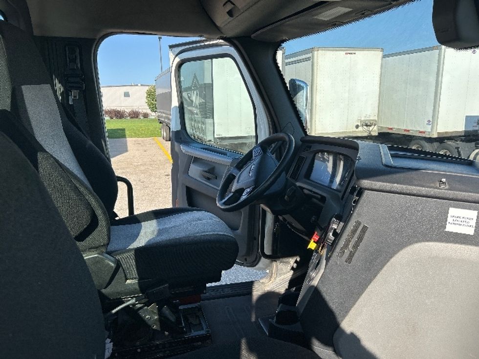Day Cab Tractor-Heavy Duty Tractors-Freightliner-2019-T12664ST-Holland-MI-519,885\n\t\tmiles-$ 37,000 - Image 14