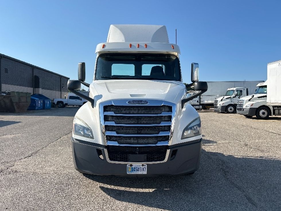 Day Cab Tractor-Heavy Duty Tractors-Freightliner-2019-T12664ST-Holland-MI-519,885\n\t\tmiles-$ 37,000 - Image 2