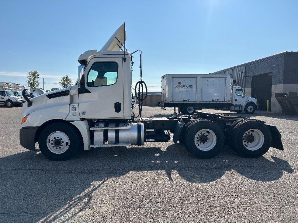 Day Cab Tractor-Heavy Duty Tractors-Freightliner-2019-T12664ST-Holland-MI-519,885\n\t\tmiles-$ 37,000 - Image 4