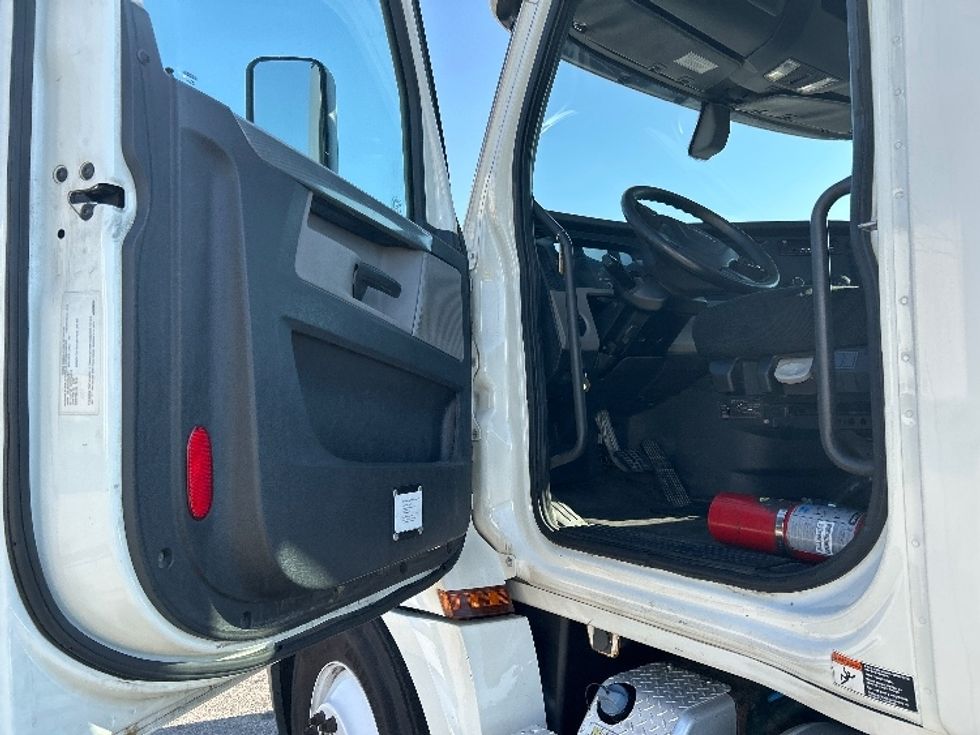 Day Cab Tractor-Heavy Duty Tractors-Freightliner-2019-T12664ST-Holland-MI-519,885\n\t\tmiles-$ 37,000 - Image 9