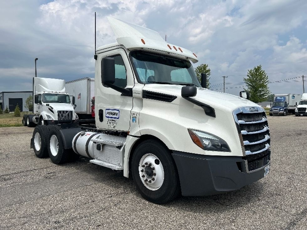 Day Cab Tractor-Heavy Duty Tractors-Freightliner-2019-T12664ST-Holland-MI-565,852\n\t\tmiles-$ 33,250 - Image 1
