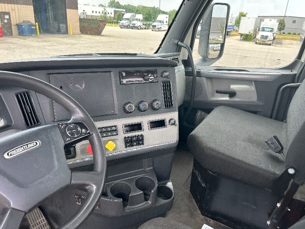Day Cab Tractor-Heavy Duty Tractors-Freightliner-2019-T12664ST-Holland-MI-565,852\n\t\tmiles-$ 33,250 - Image 10