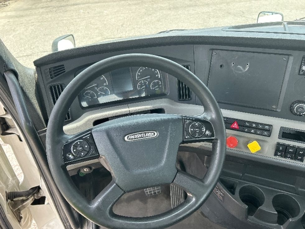 Day Cab Tractor-Heavy Duty Tractors-Freightliner-2019-T12664ST-Holland-MI-565,852\n\t\tmiles-$ 33,250 - Image 11