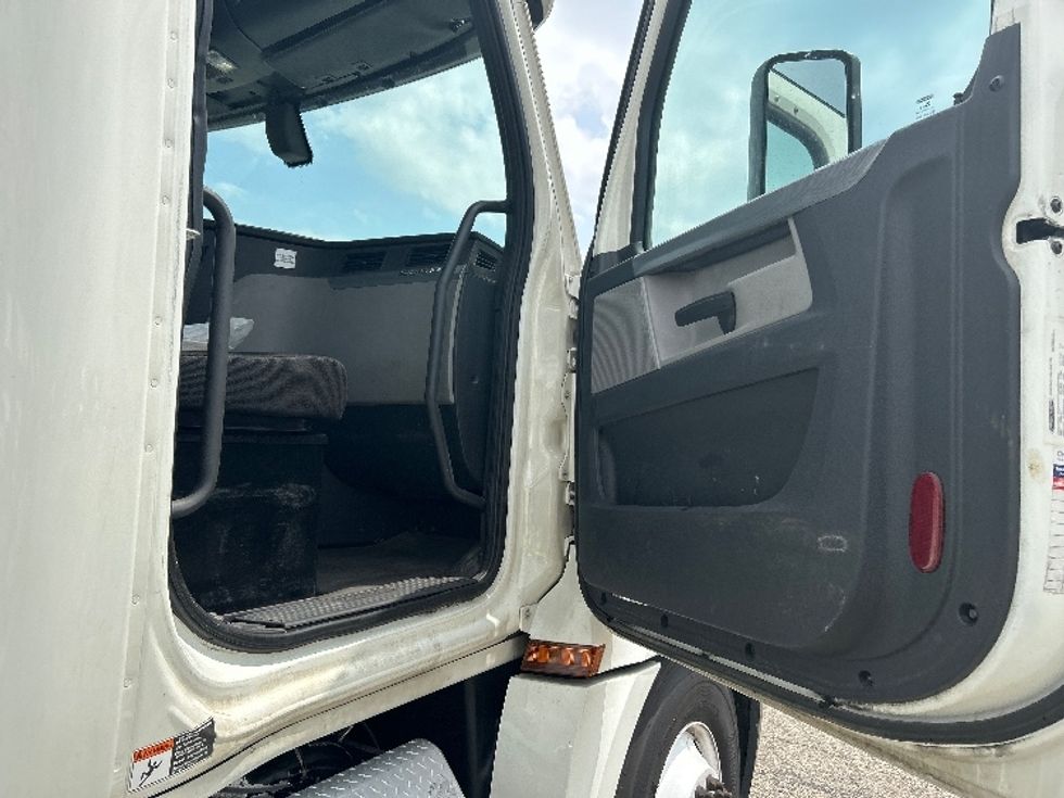 Day Cab Tractor-Heavy Duty Tractors-Freightliner-2019-T12664ST-Holland-MI-565,852\n\t\tmiles-$ 33,250 - Image 12