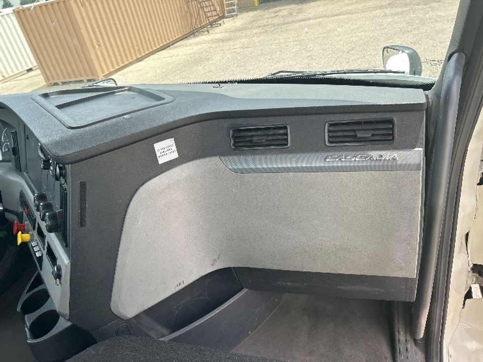 Day Cab Tractor-Heavy Duty Tractors-Freightliner-2019-T12664ST-Holland-MI-565,852\n\t\tmiles-$ 33,250 - Image 13