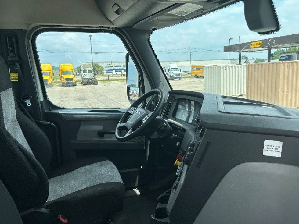 Day Cab Tractor-Heavy Duty Tractors-Freightliner-2019-T12664ST-Holland-MI-565,852\n\t\tmiles-$ 33,250 - Image 14