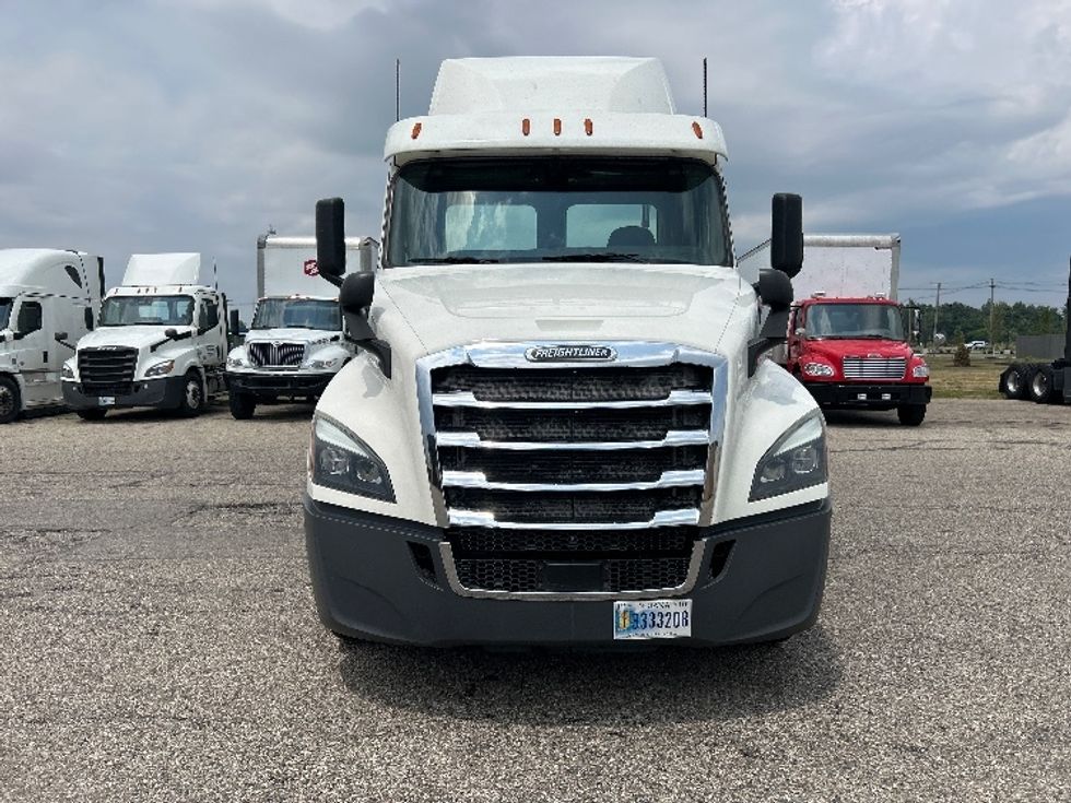 Day Cab Tractor-Heavy Duty Tractors-Freightliner-2019-T12664ST-Holland-MI-565,852\n\t\tmiles-$ 33,250 - Image 2