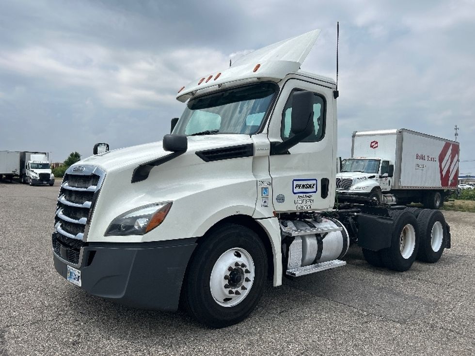 Day Cab Tractor-Heavy Duty Tractors-Freightliner-2019-T12664ST-Holland-MI-565,852\n\t\tmiles-$ 33,250 - Image 3