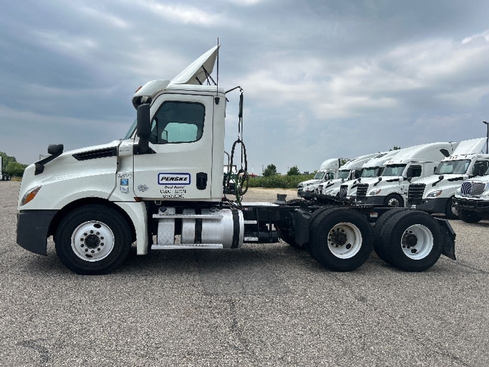 Day Cab Tractor-Heavy Duty Tractors-Freightliner-2019-T12664ST-Holland-MI-565,852\n\t\tmiles-$ 33,250 - Image 4