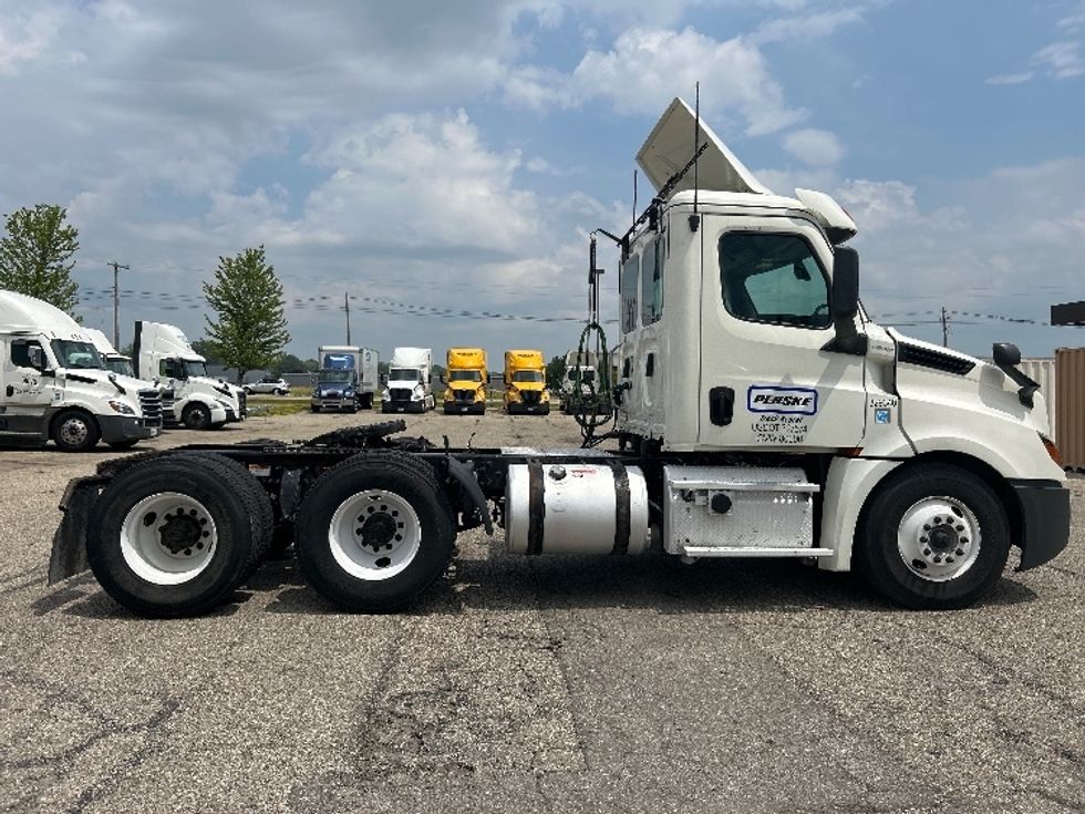 Day Cab Tractor-Heavy Duty Tractors-Freightliner-2019-T12664ST-Holland-MI-565,852\n\t\tmiles-$ 33,250 - Image 8