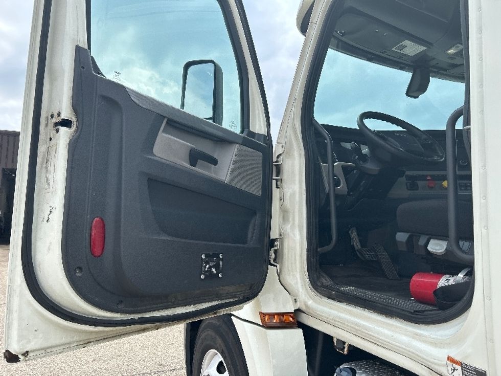 Day Cab Tractor-Heavy Duty Tractors-Freightliner-2019-T12664ST-Holland-MI-565,852\n\t\tmiles-$ 33,250 - Image 9