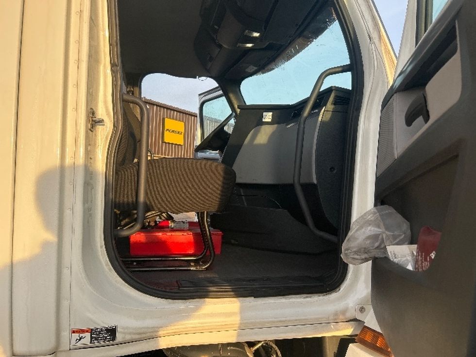 Day Cab Tractor-Heavy Duty Tractors-Freightliner-2019-T12664ST-Holland-MI-567,096\n\t\tmiles-$ 33,500 - Image 12