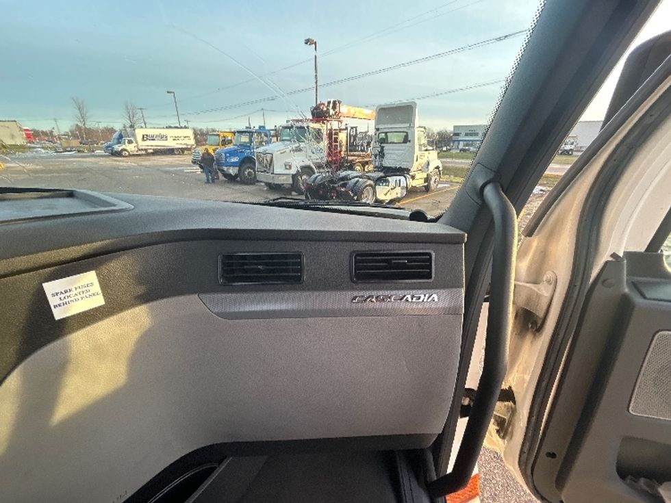 Day Cab Tractor-Heavy Duty Tractors-Freightliner-2019-T12664ST-Holland-MI-567,096\n\t\tmiles-$ 33,500 - Image 13