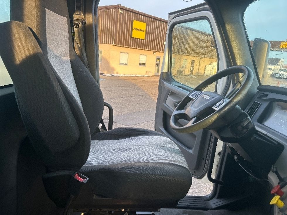 Day Cab Tractor-Heavy Duty Tractors-Freightliner-2019-T12664ST-Holland-MI-567,096\n\t\tmiles-$ 33,500 - Image 14