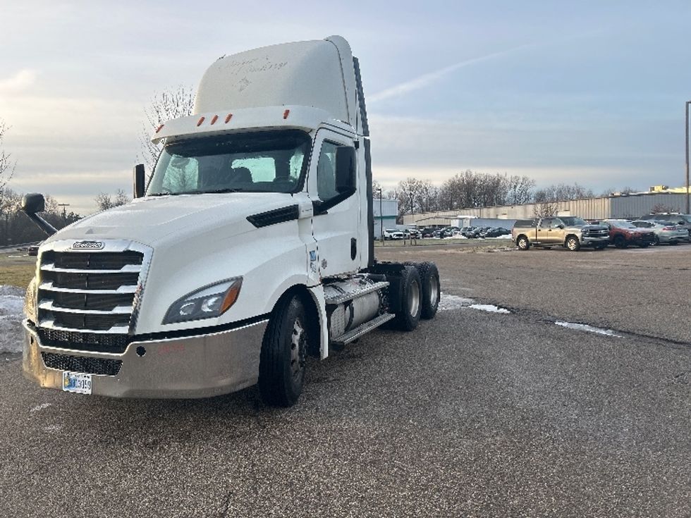 Day Cab Tractor-Heavy Duty Tractors-Freightliner-2019-T12664ST-Holland-MI-567,096\n\t\tmiles-$ 33,500 - Image 3