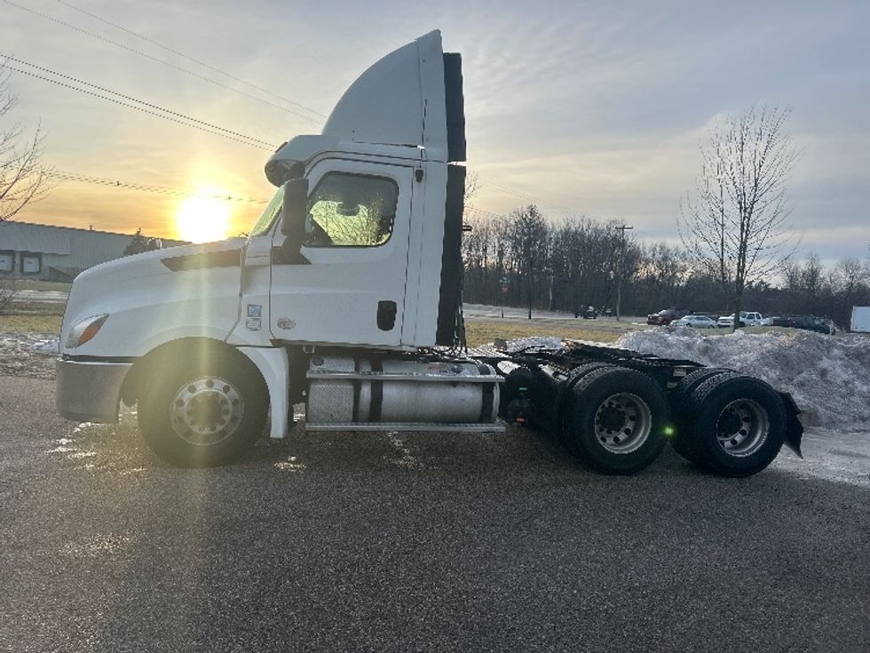 Day Cab Tractor-Heavy Duty Tractors-Freightliner-2019-T12664ST-Holland-MI-567,096\n\t\tmiles-$ 33,500 - Image 4