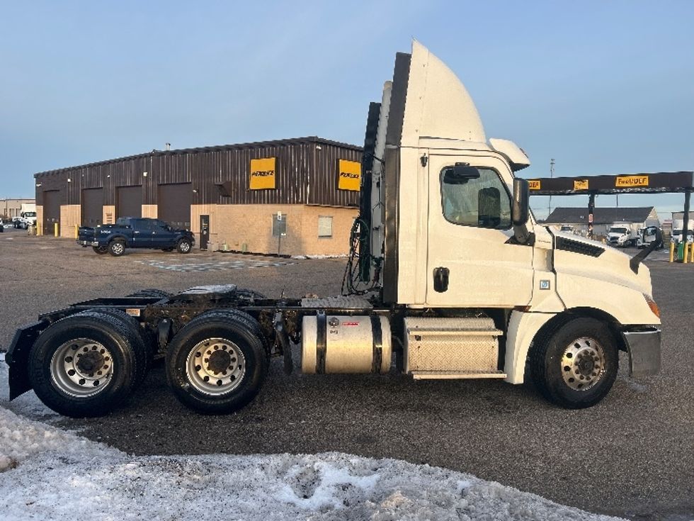 Day Cab Tractor-Heavy Duty Tractors-Freightliner-2019-T12664ST-Holland-MI-567,096\n\t\tmiles-$ 33,500 - Image 8