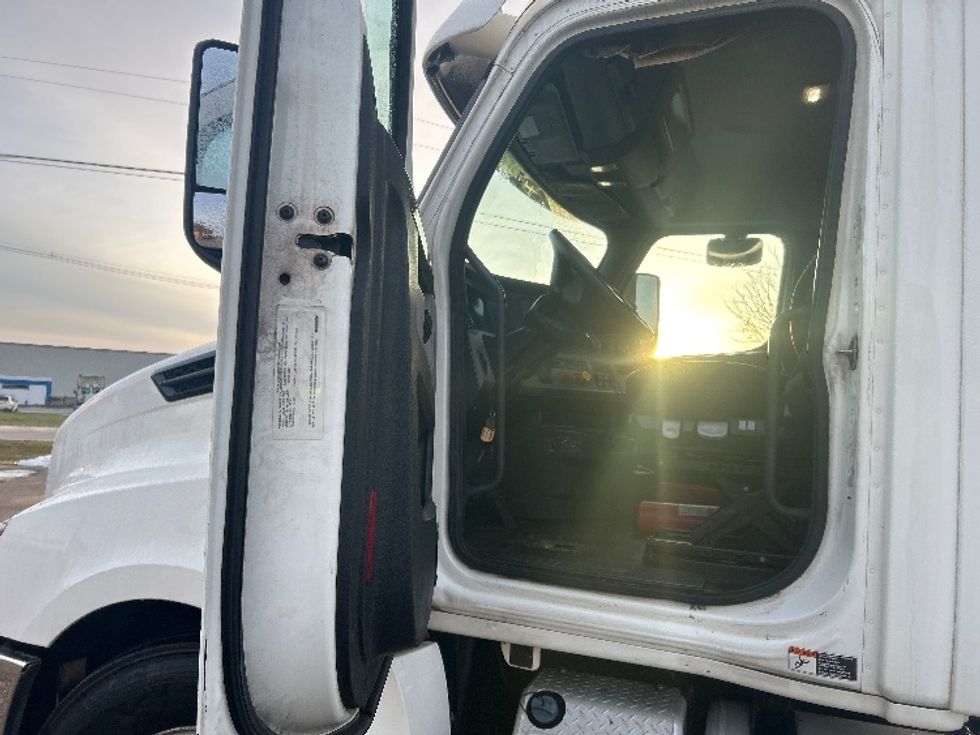 Day Cab Tractor-Heavy Duty Tractors-Freightliner-2019-T12664ST-Holland-MI-567,096\n\t\tmiles-$ 33,500 - Image 9