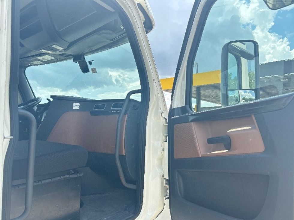 Day Cab Tractor-Heavy Duty Tractors-Freightliner-2019-T12664ST-Houston-TX-152,997\n\t\tmiles-$ 60,000 - Image 12