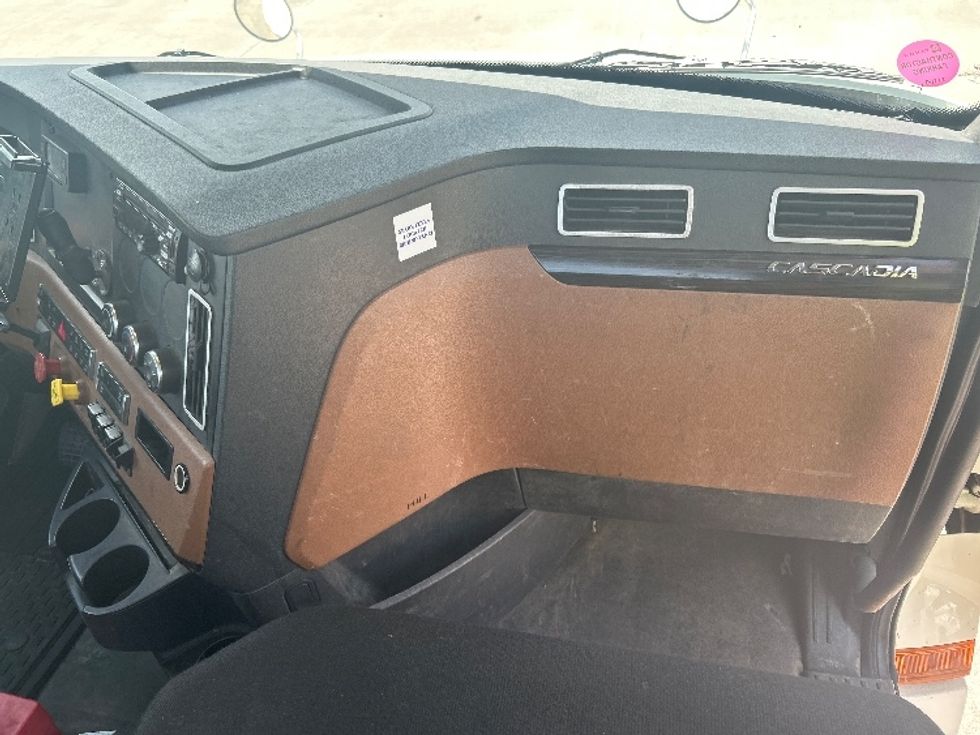 Day Cab Tractor-Heavy Duty Tractors-Freightliner-2019-T12664ST-Houston-TX-152,997\n\t\tmiles-$ 60,000 - Image 13