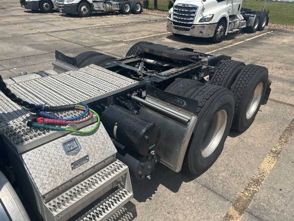 Day Cab Tractor-Heavy Duty Tractors-Freightliner-2019-T12664ST-Houston-TX-152,997\n\t\tmiles-$ 60,000 - Image 17