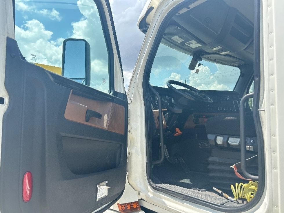Day Cab Tractor-Heavy Duty Tractors-Freightliner-2019-T12664ST-Houston-TX-152,997\n\t\tmiles-$ 60,000 - Image 9