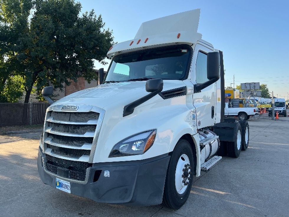 2019 Freightliner Cascadia 126" Day cab photo 3