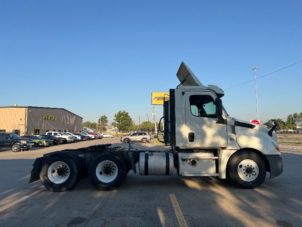 Day Cab Tractor-Heavy Duty Tractors-Freightliner-2019-T12664ST-Houston-TX-179,224\n\t\tmiles-$ 59,750 - Image 8