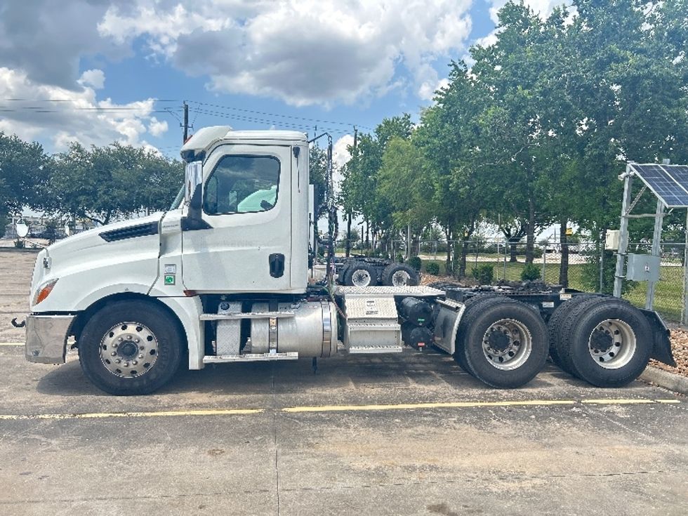 Day Cab Tractor-Heavy Duty Tractors-Freightliner-2019-T12664ST-Houston-TX-219,871\n\t\tmiles-$ 56,500 - Image 4