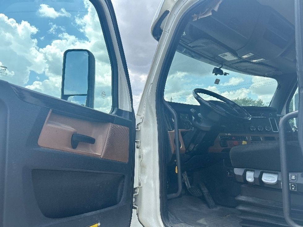 Day Cab Tractor-Heavy Duty Tractors-Freightliner-2019-T12664ST-Houston-TX-219,871\n\t\tmiles-$ 56,500 - Image 9