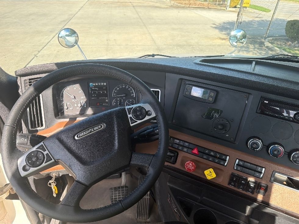 Day Cab Tractor-Heavy Duty Tractors-Freightliner-2019-T12664ST-Houston-TX-223,621\n\t\tmiles-$ 56,250 - Image 11