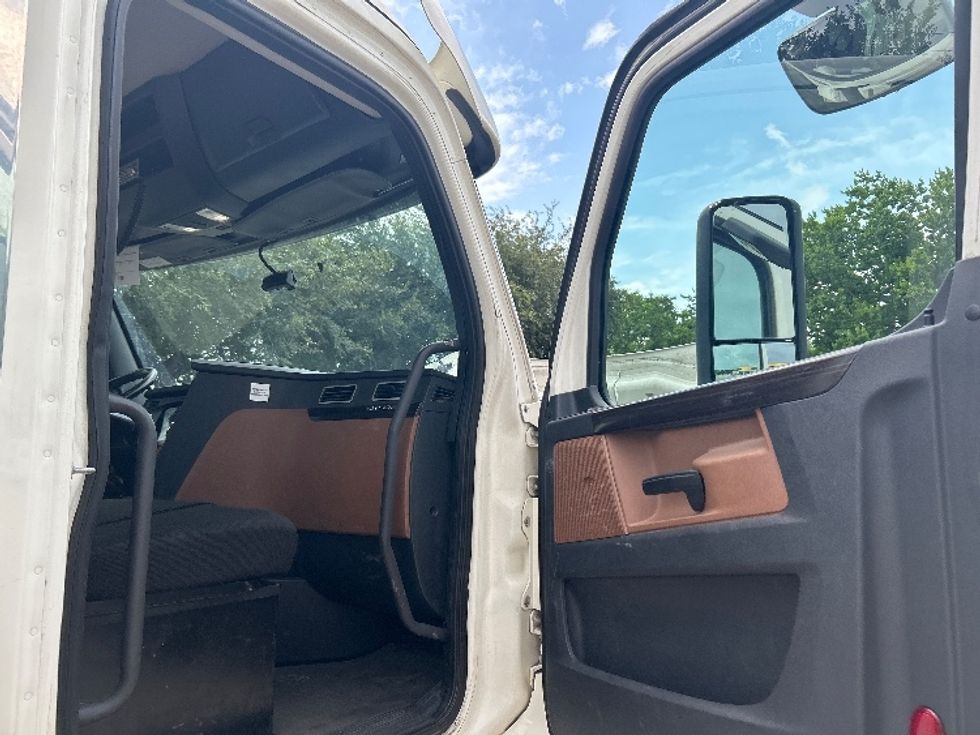 Day Cab Tractor-Heavy Duty Tractors-Freightliner-2019-T12664ST-Houston-TX-223,621\n\t\tmiles-$ 56,250 - Image 12