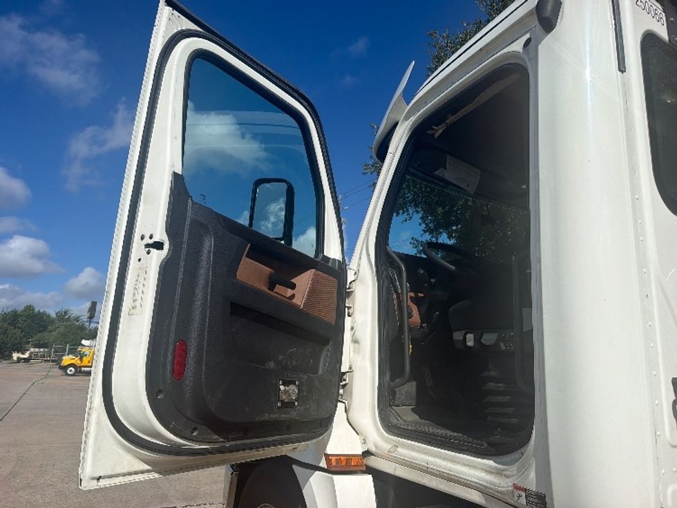 Day Cab Tractor-Heavy Duty Tractors-Freightliner-2019-T12664ST-Houston-TX-223,621\n\t\tmiles-$ 56,250 - Image 9