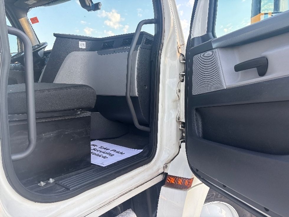 Day Cab Tractor-Heavy Duty Tractors-Freightliner-2019-T12664ST-Houston-TX-223,790\n\t\tmiles-$ 57,000 - Image 11