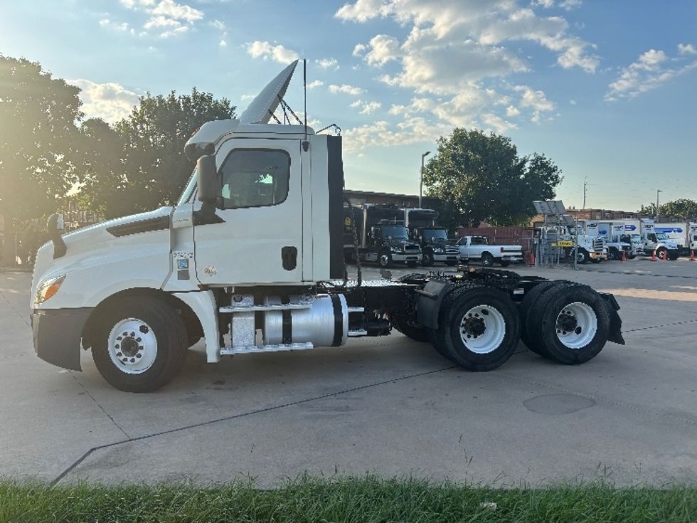 Day Cab Tractor-Heavy Duty Tractors-Freightliner-2019-T12664ST-Houston-TX-223,790\n\t\tmiles-$ 57,000 - Image 4