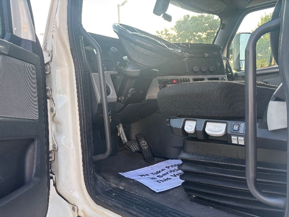 Day Cab Tractor-Heavy Duty Tractors-Freightliner-2019-T12664ST-Houston-TX-223,790\n\t\tmiles-$ 57,000 - Image 9