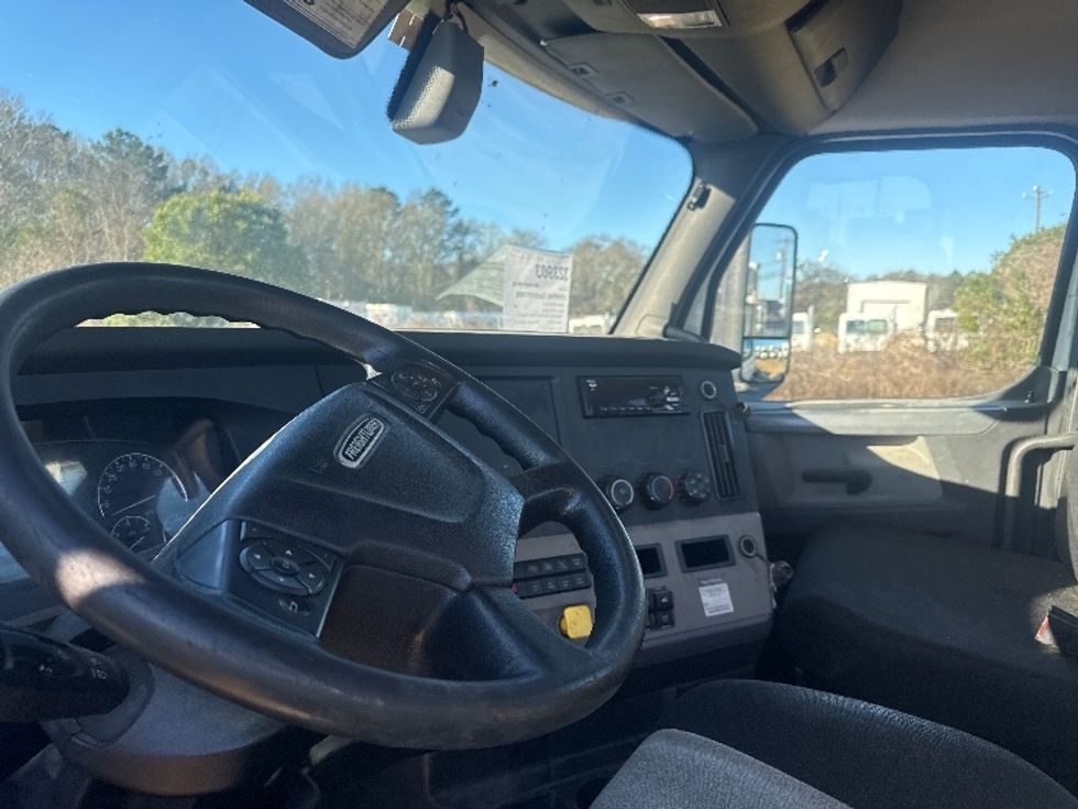 Day Cab Tractor-Heavy Duty Tractors-Freightliner-2019-T12664ST-Houston-TX-315,741\n\t\tmiles-$ 44,250 - Image 10