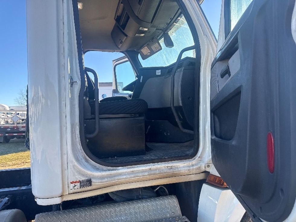 Day Cab Tractor-Heavy Duty Tractors-Freightliner-2019-T12664ST-Houston-TX-315,741\n\t\tmiles-$ 44,250 - Image 12