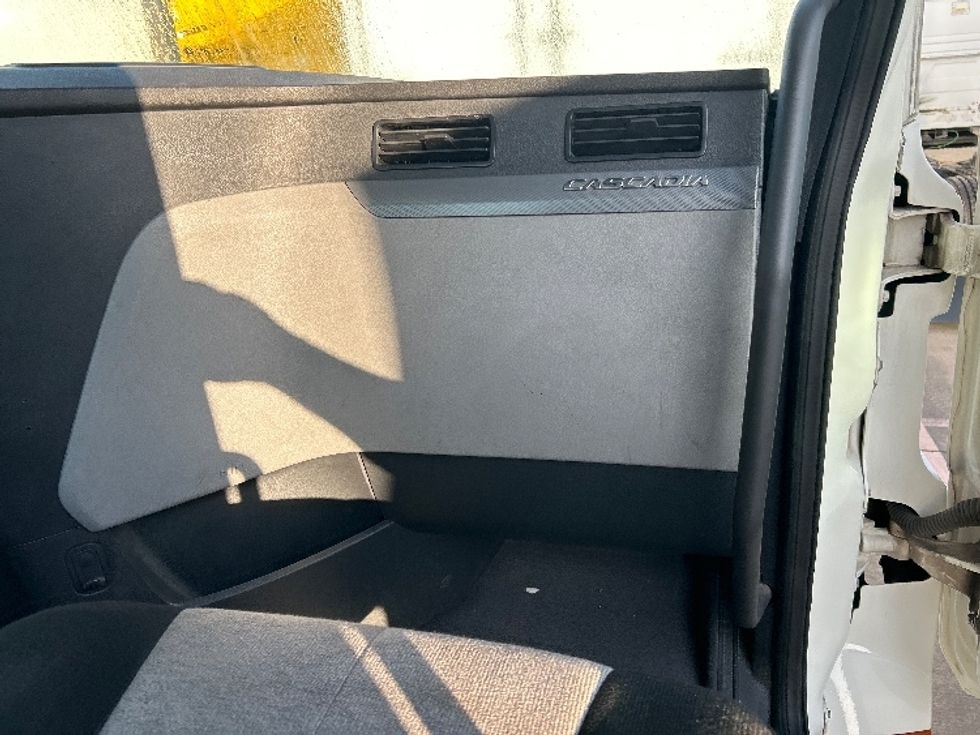 Day Cab Tractor-Heavy Duty Tractors-Freightliner-2019-T12664ST-Houston-TX-503,836\n\t\tmiles-$ 40,250 - Image 13