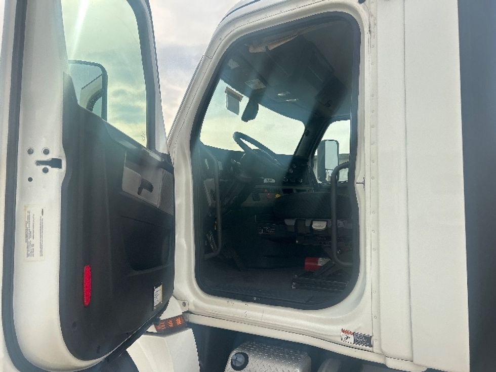 Day Cab Tractor-Heavy Duty Tractors-Freightliner-2019-T12664ST-Houston-TX-503,836\n\t\tmiles-$ 40,250 - Image 9