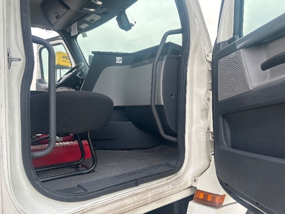 Day Cab Tractor-Heavy Duty Tractors-Freightliner-2019-T12664ST-Houston-TX-509,896\n\t\tmiles-$ 39,250 - Image 12