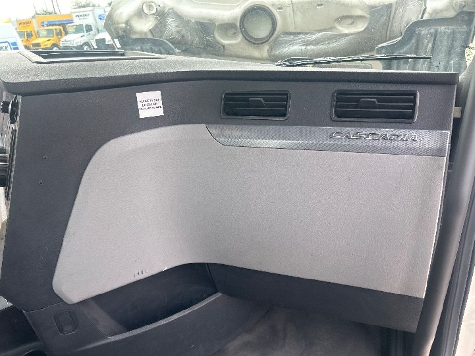 Day Cab Tractor-Heavy Duty Tractors-Freightliner-2019-T12664ST-Houston-TX-509,896\n\t\tmiles-$ 39,250 - Image 13