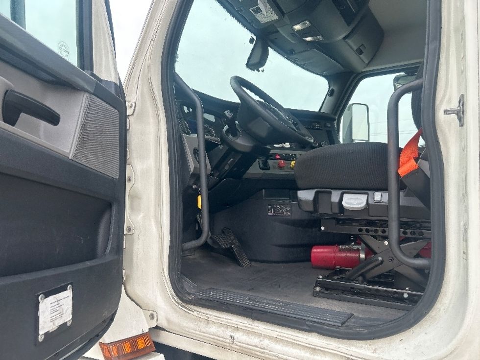 Day Cab Tractor-Heavy Duty Tractors-Freightliner-2019-T12664ST-Houston-TX-509,896\n\t\tmiles-$ 39,250 - Image 9