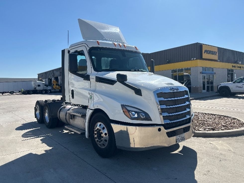 Day Cab Tractor-Heavy Duty Tractors-Freightliner-2019-T12664ST-Houston-TX-565,321\n\t\tmiles-$ 37,250 - Image 1