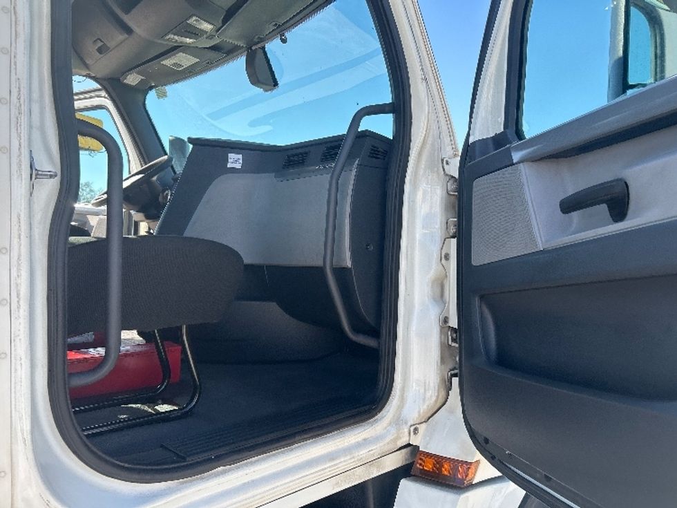 Day Cab Tractor-Heavy Duty Tractors-Freightliner-2019-T12664ST-Houston-TX-565,321\n\t\tmiles-$ 37,250 - Image 11