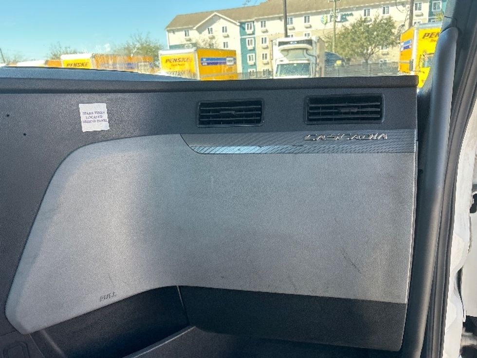 Day Cab Tractor-Heavy Duty Tractors-Freightliner-2019-T12664ST-Houston-TX-565,321\n\t\tmiles-$ 37,250 - Image 12