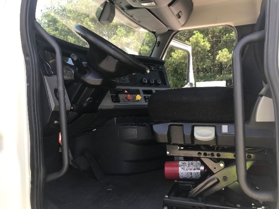 Day Cab Tractor-Heavy Duty Tractors-Freightliner-2019-T12664ST-Hueytown-AL-506,835\n\t\tmiles-$ 41,500 - Image 10